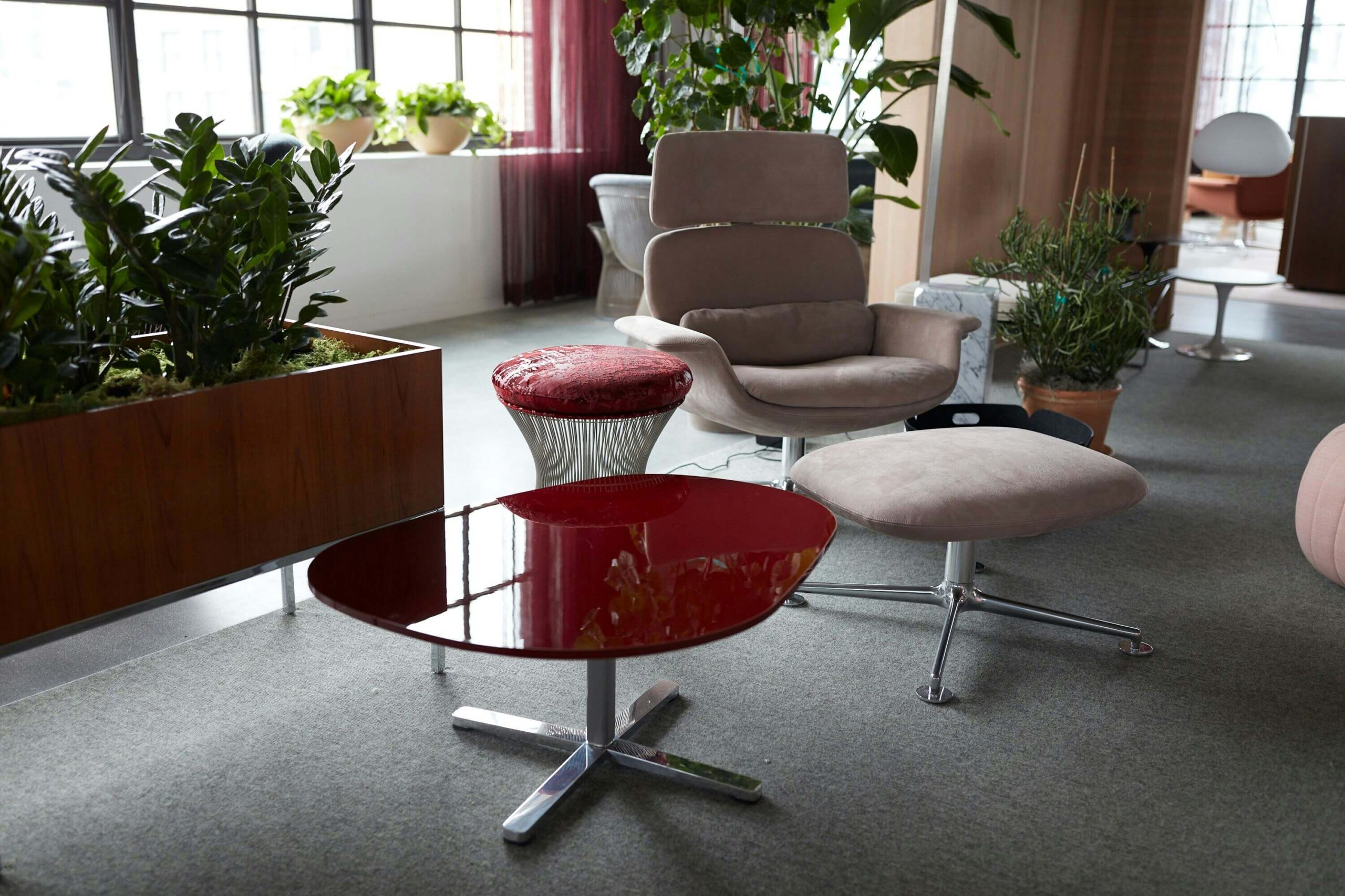 KN02 lounge chair with a coffee table