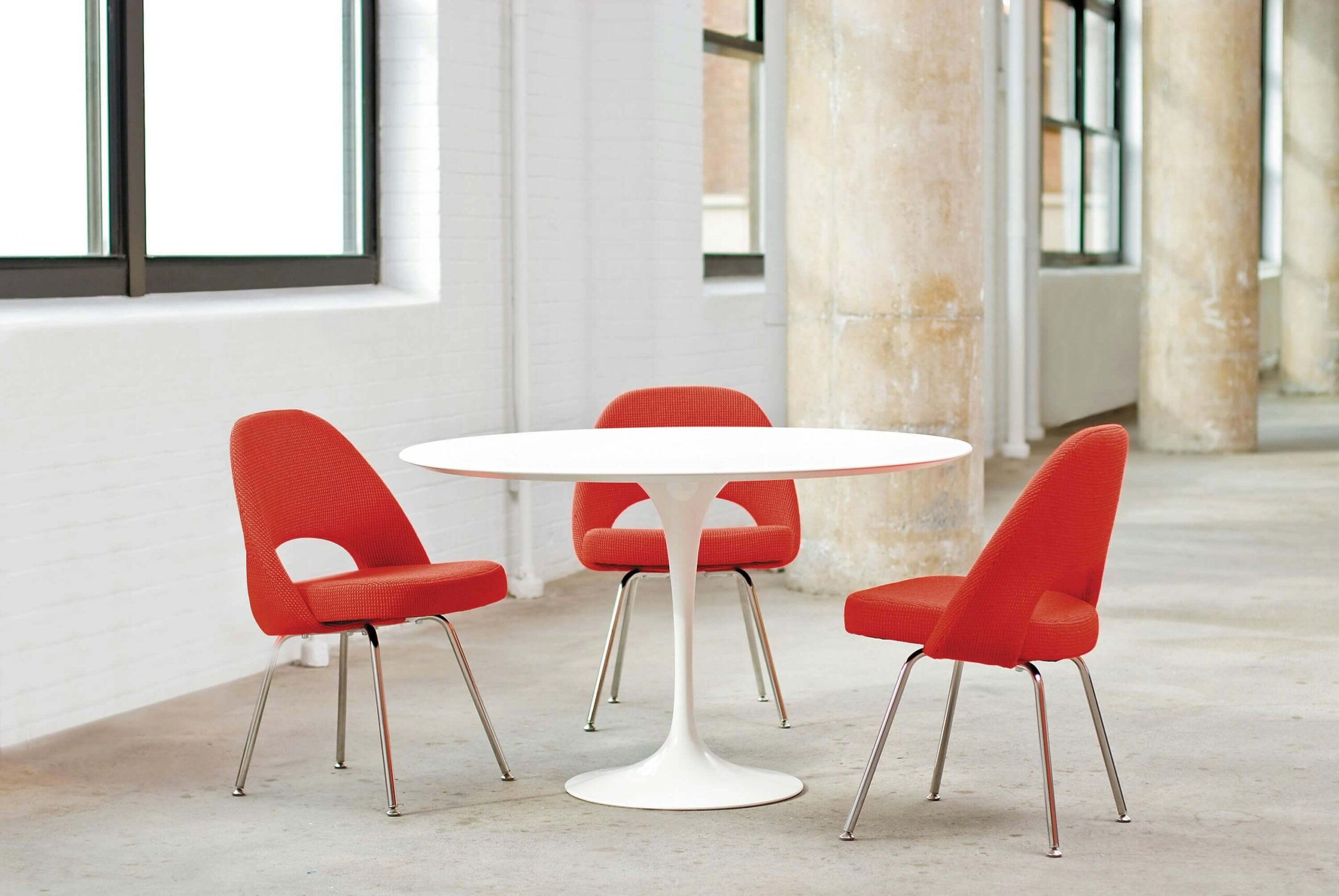 Saarinen Executive Chair No Arms in red colour with a white table