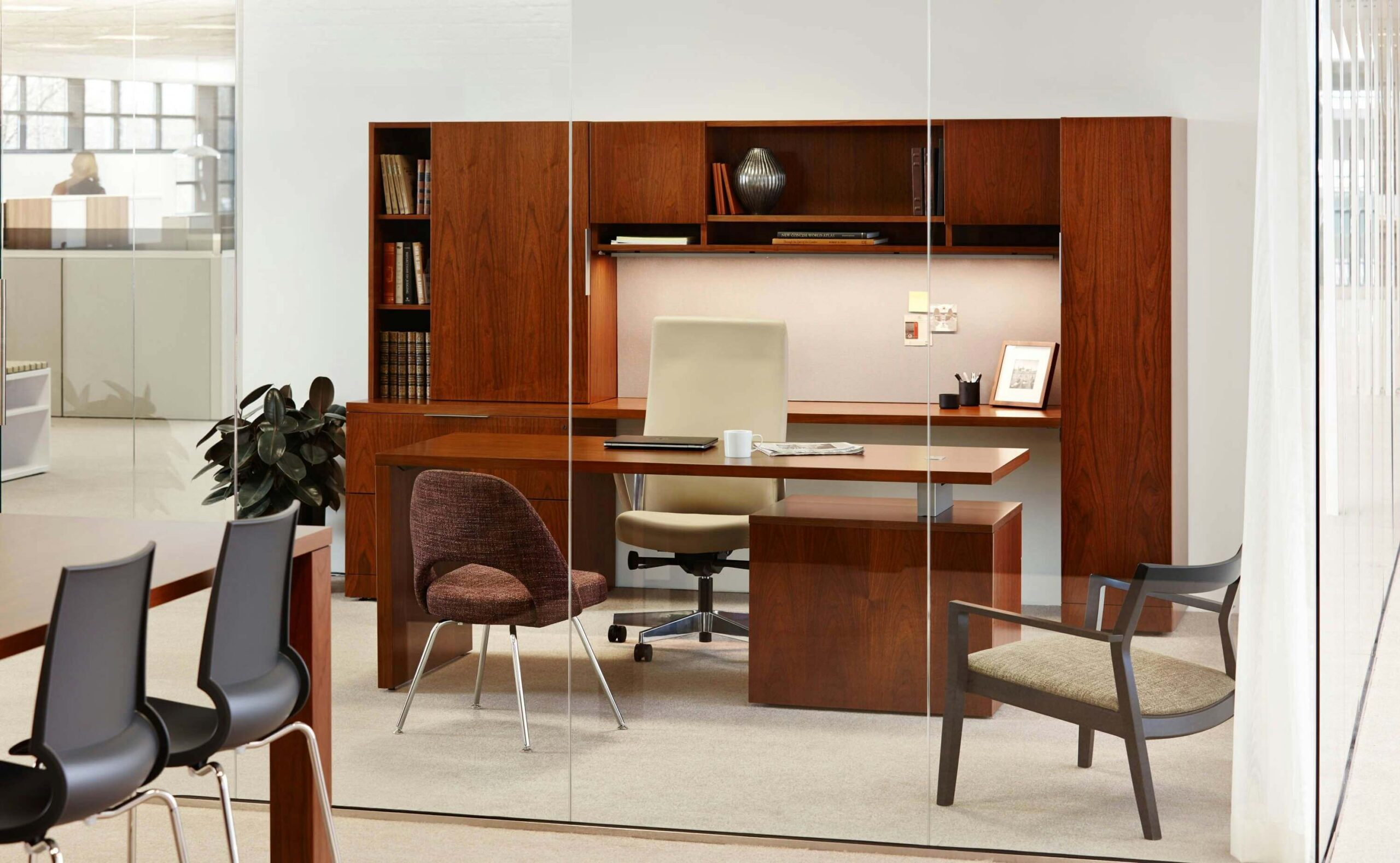 Saarinen Executive Chair No Arms at an office
