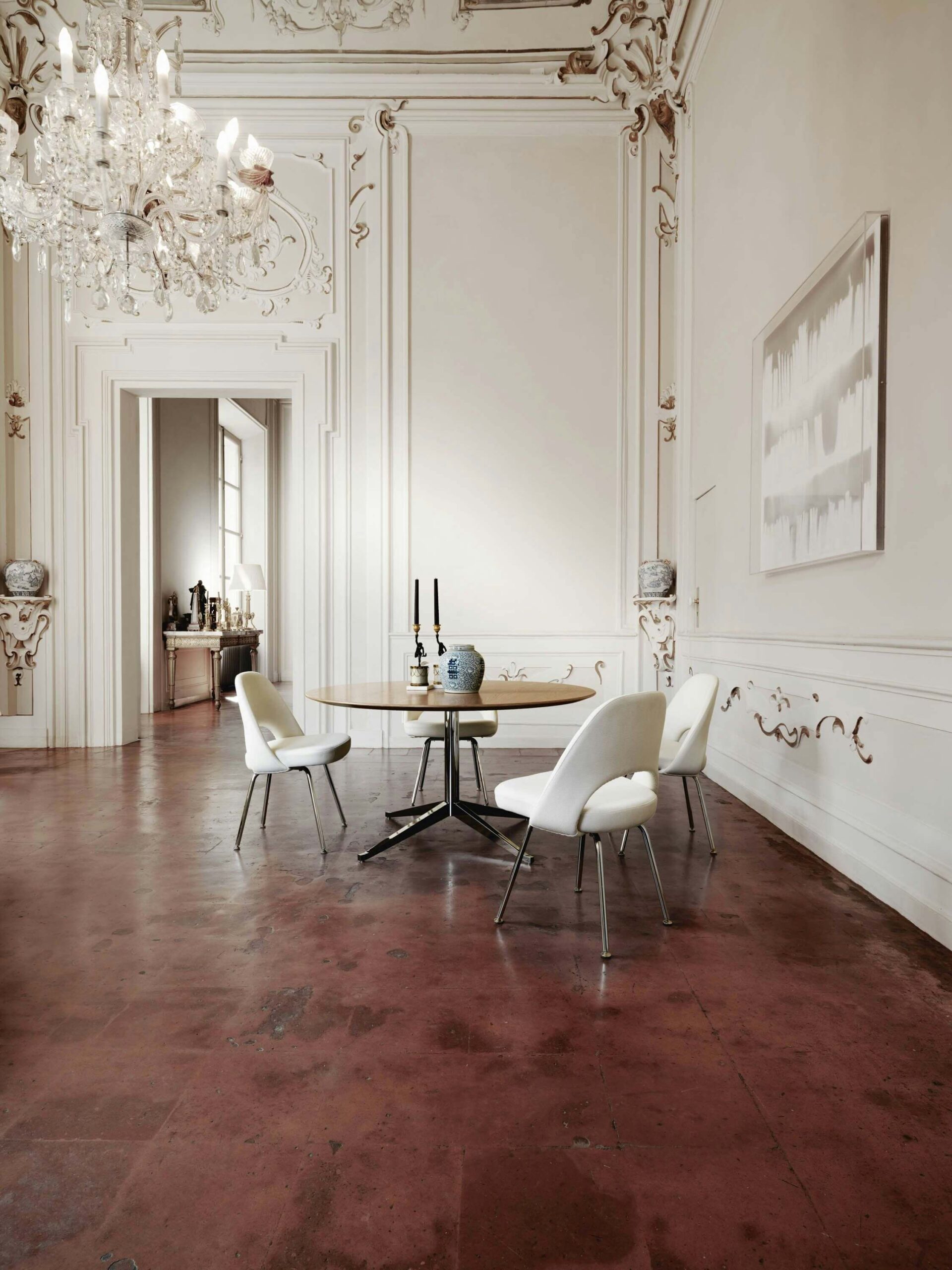 Saarinen Executive Chair No Arms in white colour at a luxurious house