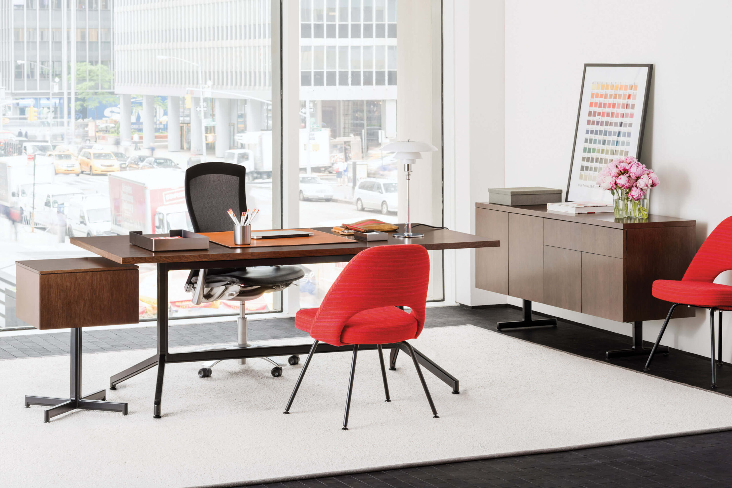Saarinen Executive Chair No Arms at a modern office deisgn