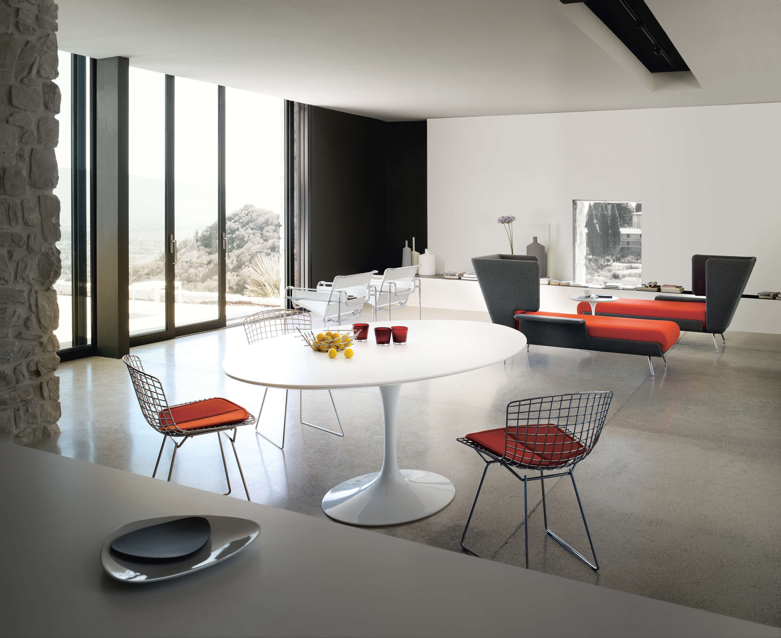 Saarinen Round Table at a modern living room with two wire chairs