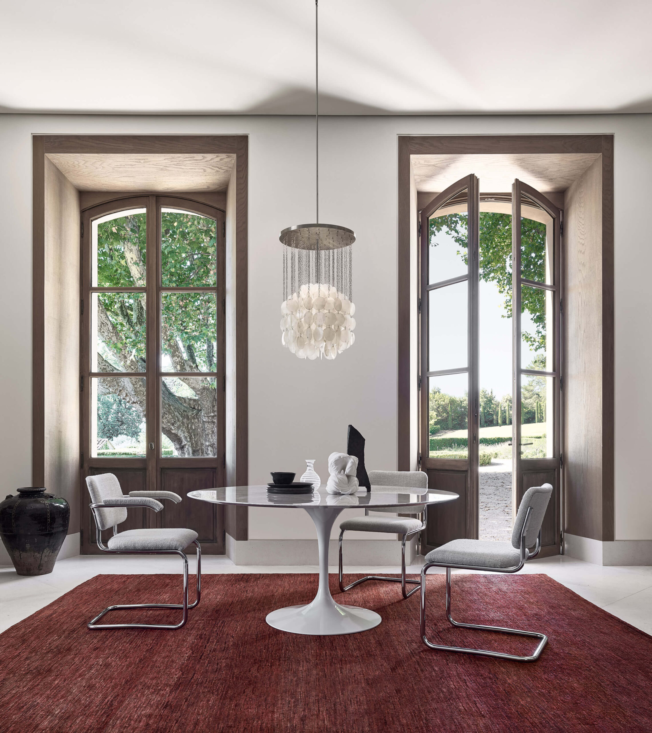 Saarinen Round Table at an elegant living room