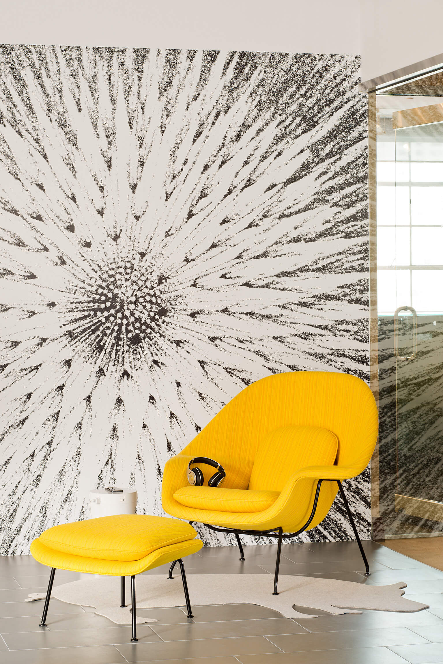 Womb Chair yellow in a modern house