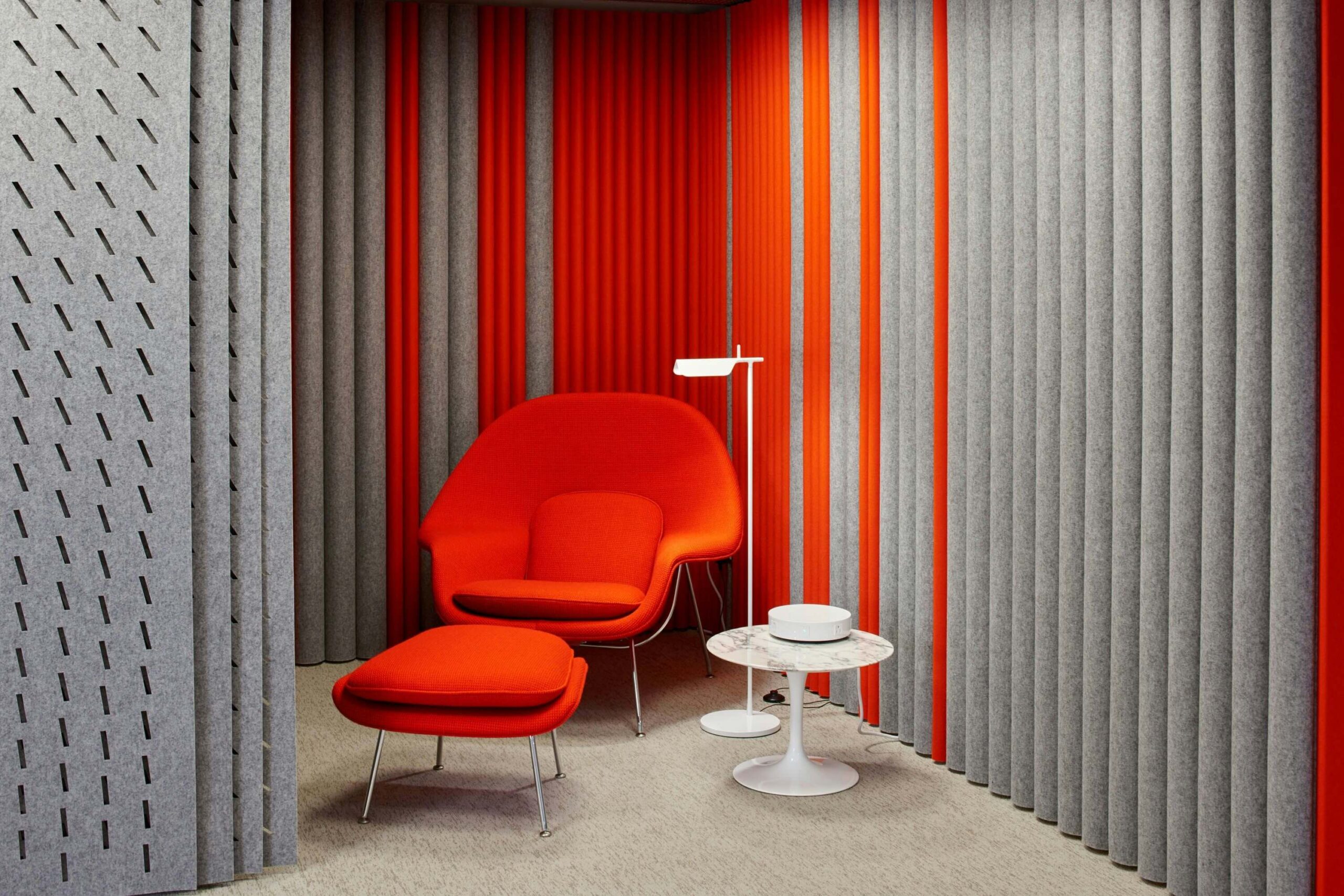 Womb Chair red with a side table and a lamp