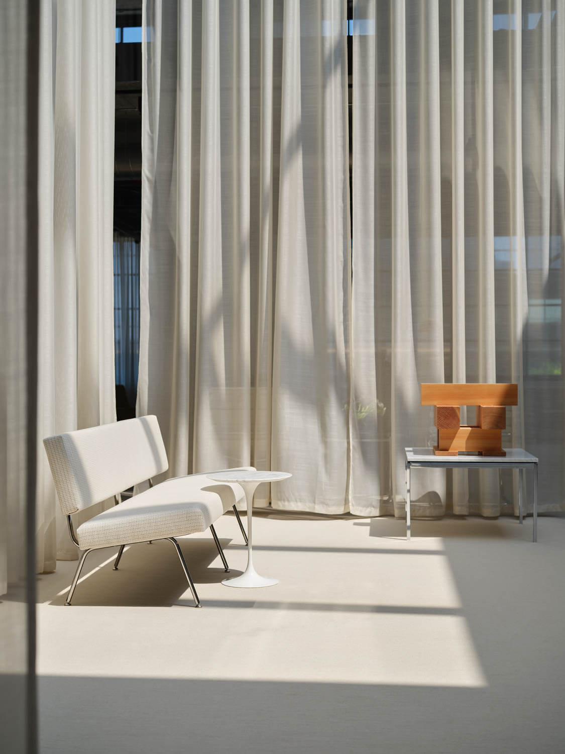 Florence Knoll Model 33 sofa detail