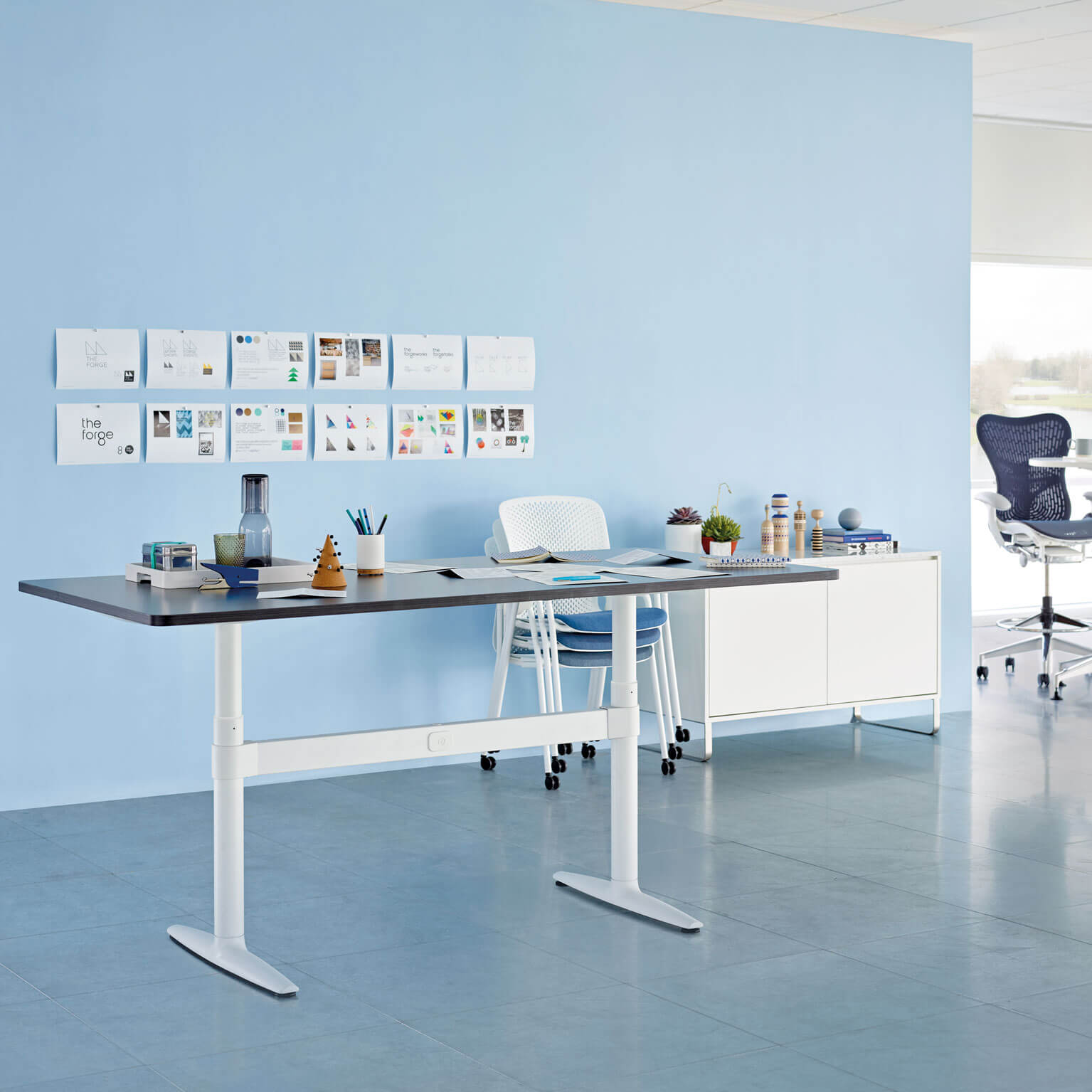 sit-to-stand-desk-in-a-modern-office